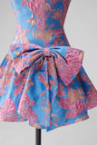 Vestido de bienvenida corto, sin tirantes azul Jacquard y sin volantes, con lazo.