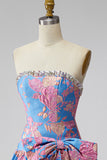 Vestido de bienvenida corto, sin tirantes azul Jacquard y sin volantes, con lazo.
