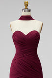 Vestido corto de bienvenida de chiffon bodycon tirantes sin burdeos con fajilla drapeada en el cuello