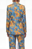 Traje de mujer de dos piezas con solapa de dos piezas y florales azules de dos piezas y un botón
