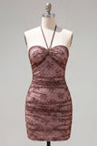 Vestido de bienvenida a casa con cuello alcolado color chocolate y hombro fruncido y abalorios