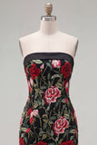 Vestido de bienvenida a casa negro bordado con rosa roja sin tirantes