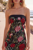 Vestido de bienvenida a casa negro bordado con rosa roja sin tirantes