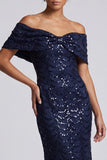 Vestido midi de madre de la novia con brillantes sirenas azul marino descubierto y hombros