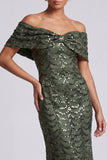Vestido midi de madre de la novia con brillantes sirenas azul marino descubierto y hombros