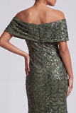 Vestido midi de madre de la novia con brillantes sirenas azul marino descubierto y hombros