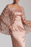 Sirena burdeos con hombros descubiertos y vestido midi de madre de la novia con capa
