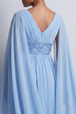 Vestido midi midi de Madre de la novia azul cielo de gasa en V con mangas tipo capa