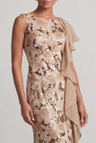 Vestido largo de madre de la novia con volantes sirena de sirena champán con cuello bateau
