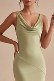 Vestido midi de sirena de satén verde claro con cuello tipo capucho