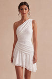 Vestido blanco pequeño de encaje fruncido con un solo hombro y encaje fruncido