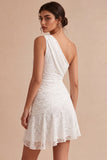 Vestido blanco pequeño de encaje fruncido con un solo hombro y encaje fruncido