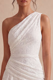 Vestido blanco pequeño de encaje fruncido con un solo hombro y encaje fruncido