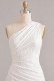 Vestido blanco pequeño de encaje fruncido con un solo hombro y encaje fruncido