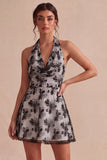 Vestido blanco pequeño con escote halter y escote halter