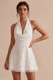 Vestido blanco pequeño con escote halter y escote halter