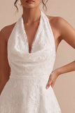 Vestido blanco pequeño con escote halter y escote halter
