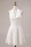 Vestido blanco pequeño con escote halter y escote halter