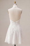 Vestido blanco pequeño con escote halter y escote halter