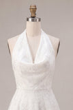 Vestido blanco pequeño con escote halter y escote halter