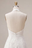 Vestido blanco pequeño con escote halter y escote halter