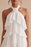 Vestido blanco floral de chiffon con escote halter en línea A y volantes