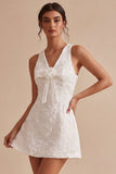 Vestido blanco pequeño de escote en V con A-Line y flor 3D