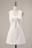 Vestido blanco pequeño de escote en V con A-Line y flor 3D