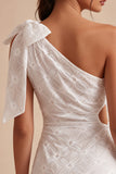 Bodycon vestido blanco pequeño con corte floral de un solo hombro y lazo