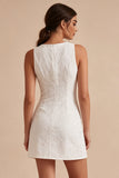 Vestido blanco pequeño con escote redondo con flores y abertura