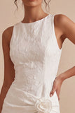 Vestido blanco pequeño con escote redondo con flores y abertura