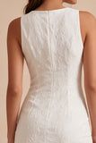 Vestido blanco pequeño con escote redondo con flores y abertura
