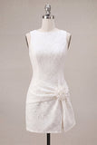 Vestido blanco pequeño con escote redondo con flores y abertura