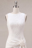 Vestido blanco pequeño con escote redondo con flores y abertura