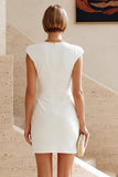 Vestido blanco pequeño de escote redondo con manga alta y manga alta