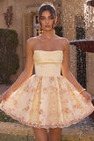 Vestido de bienvenida de bienvenida floral bordado sin tirantes amarillo claro en línea A