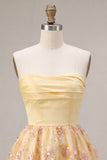 Vestido de bienvenida de bienvenida floral bordado sin tirantes amarillo claro en línea A