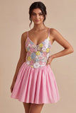 Vestido de bienvenida rosa rosa con tirantes finos y lentejuelas