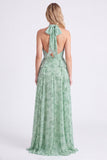 Vestido largo de dama de honor floral de gasa A-line de gasa con escote húltico, volantes y abertura de salvia
