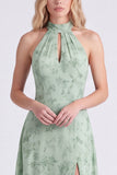 Vestido largo de dama de honor Sage A-line con escote halter, chiffon floral y abertura