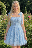 Vestido de bienvenida azul claro con tirantes con láminas florales con cuentas y encaje en la espalda