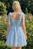 Vestido de bienvenida azul claro con tirantes con láminas florales con cuentas y encaje en la espalda