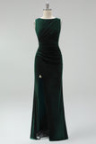 Vestido largo de sirena de veludo verde oscuro con cuello de marija fruncido y abertura