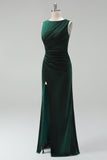 Vestido largo de sirena de veludo verde oscuro con cuello de marija fruncido y abertura