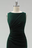 Vestido largo de sirena de veludo verde oscuro con cuello de marija fruncido y abertura
