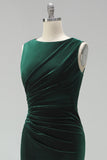 Vestido largo de sirena de veludo verde oscuro con cuello de marija fruncido y abertura