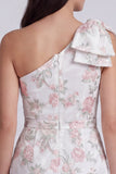 Vestido blanco pequeño con un solo hombro floral bodycon lazo