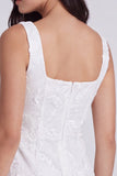 Bodycon vestido blanco pequeño con cuello cuadrado floral