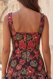 Vestido de bienvenida corto ajustado con escote bateau de flores rojas y volantes