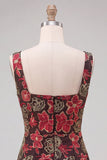 Vestido de bienvenida corto ajustado con escote bateau de flores rojas y volantes